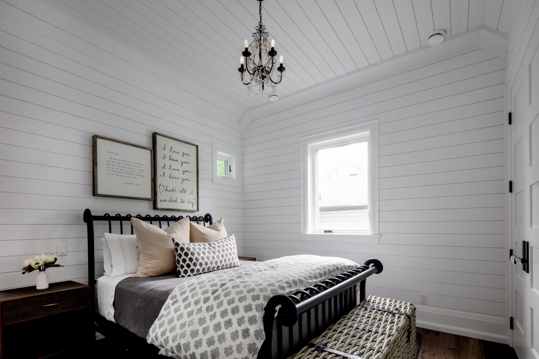 White shiplap deals bed